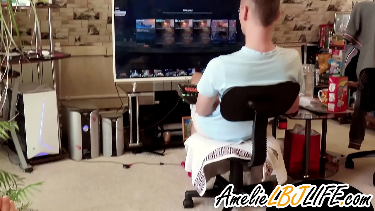 Қыз жігітіне компьютерлік ойындар ойнау үшін секс ойыншықпен мастурбация жасайды