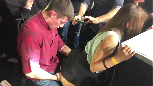 Орыс түнгі клубындағы шынайы секс. Түнгі клубта анус пен қынапта 18 жасар орыс қызы ебілді